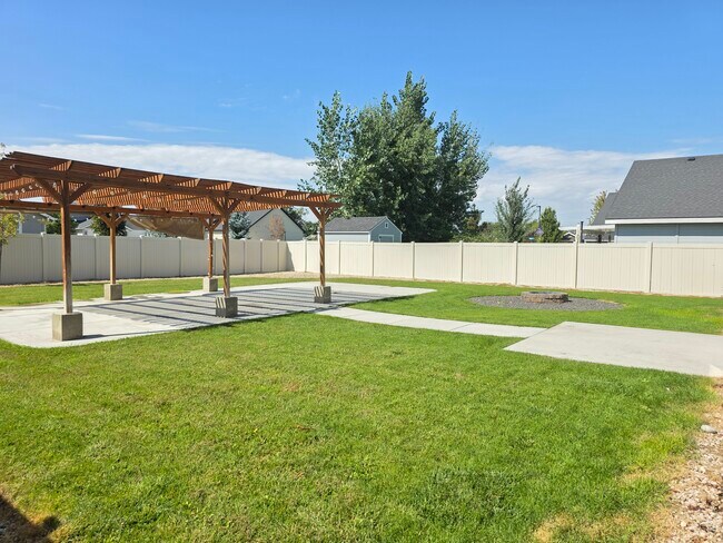 Building Photo - Bonelli Ave