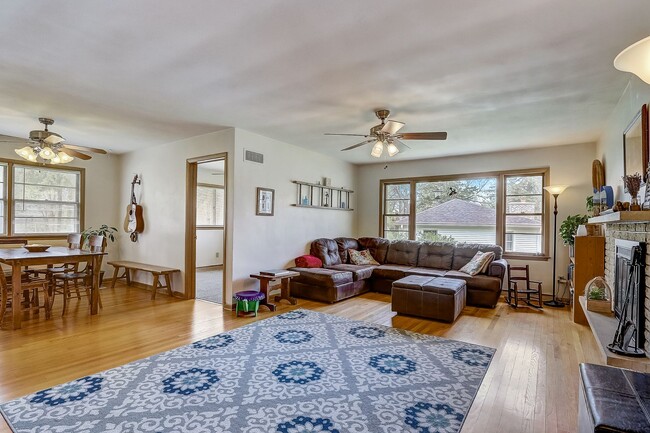 Building Photo - Charming Bi-Level Home in Sunset Village -...