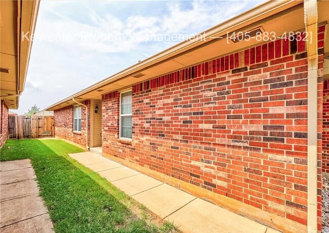 Building Photo - Gorgeous 3 bedroom 2 Bath and 2 Car Home in the Heart of Yukon