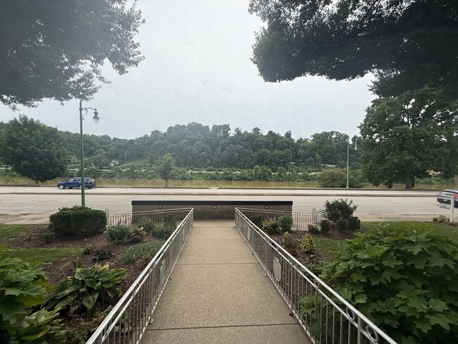 Building Photo - 1108 Kanawha Blvd E