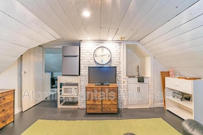 Building Photo - 714 E Jefferson St