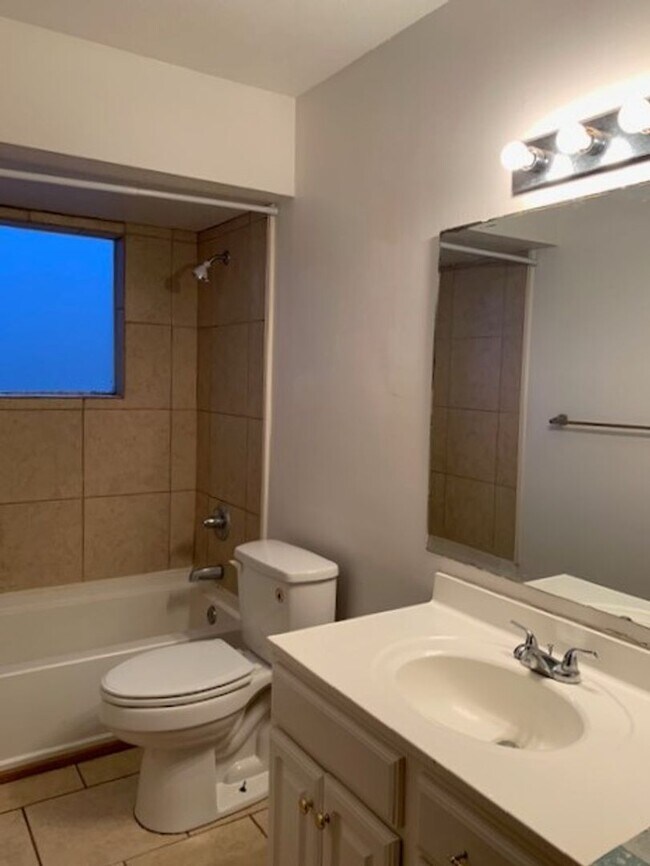Building Photo - Great Location - 3 bedroom home available!