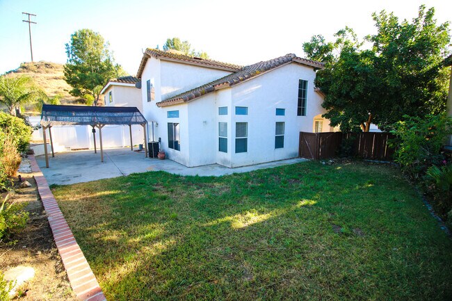 Building Photo - Welcome home to this gorgeous 3-bedroom, 2.5-bath home located in the highly desirable Riverwalk ...