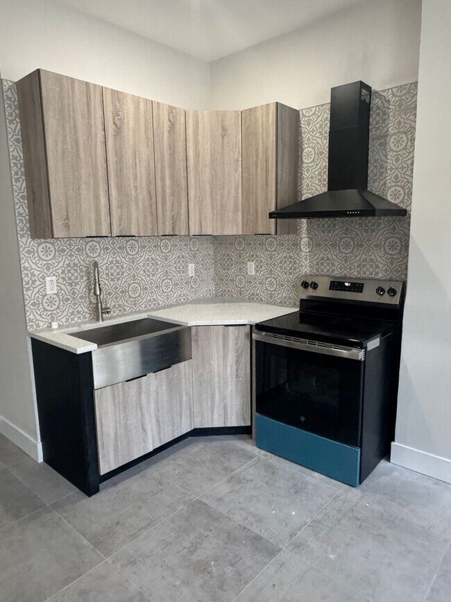 Building Photo - Real Estate Listing: Newly Renovated 2-Bed...