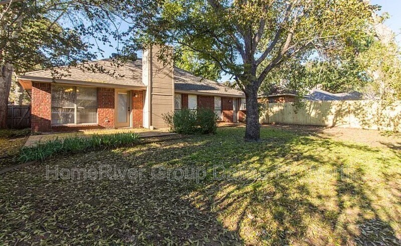 Building Photo - 2106 Turf Club Dr