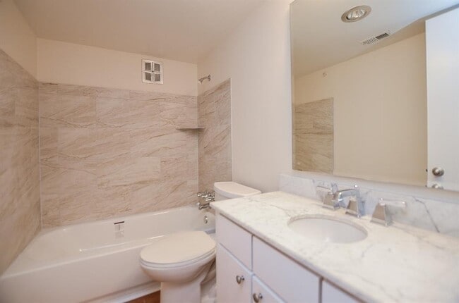 Building Photo - 2101 Fountain View Dr