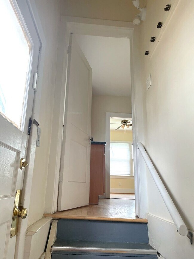 Building Photo - 903 Dewey Ave