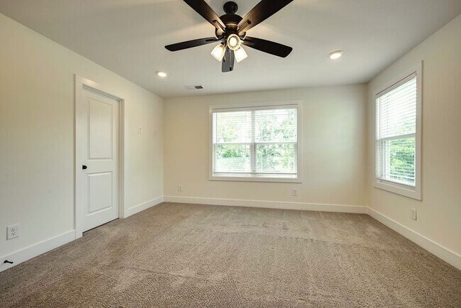 Building Photo - 420 Stonemeadow Rd