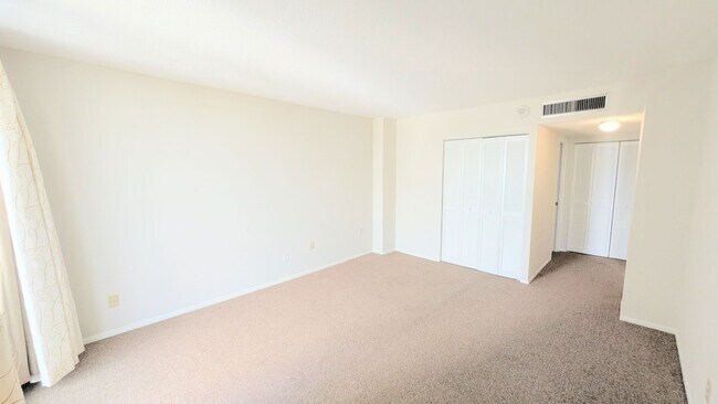 Building Photo - Annual UNfurnished Siesta Key Gulf front 2/2 condo with water views!