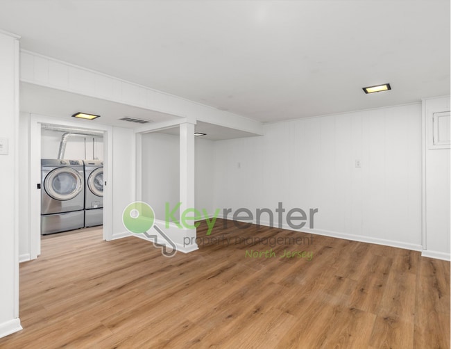 Building Photo - Spacious Clifton Cape with Finished Baseme...