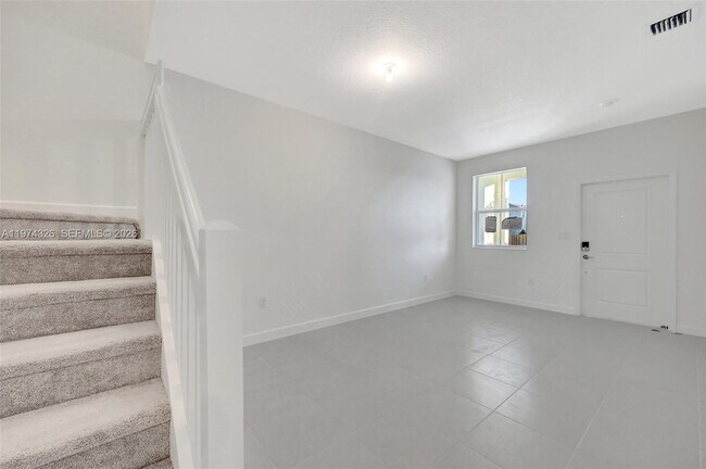 Building Photo - 2574 SE 25th Ct