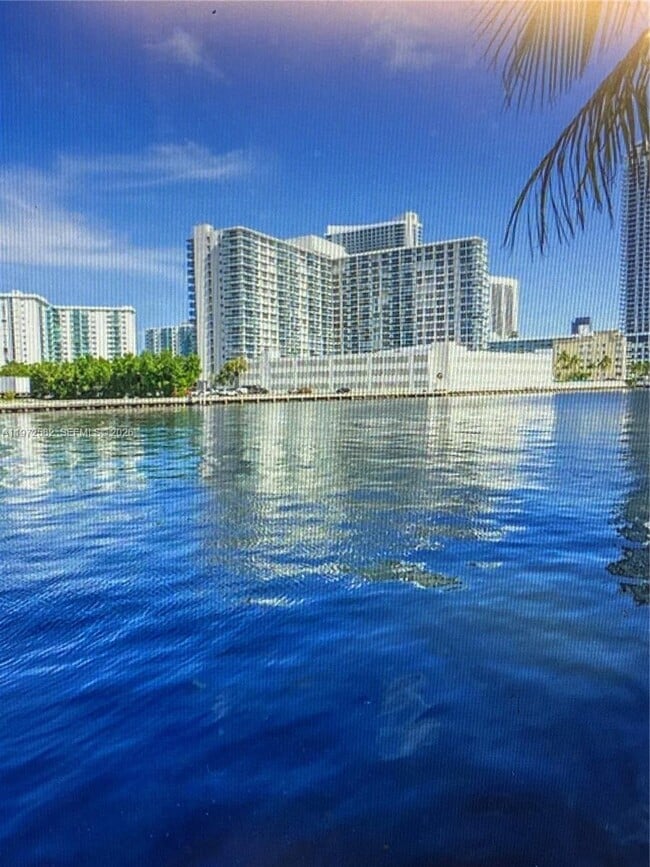 Building Photo - 200 Leslie Dr