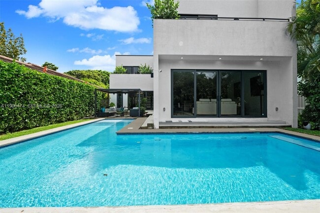 Building Photo - 5735 SW 35th St