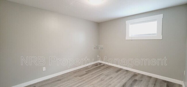 Building Photo - 3216 E Roosevelt Ave