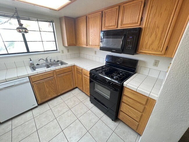 Building Photo - Spacious 2 bedroom 2nd floor unit