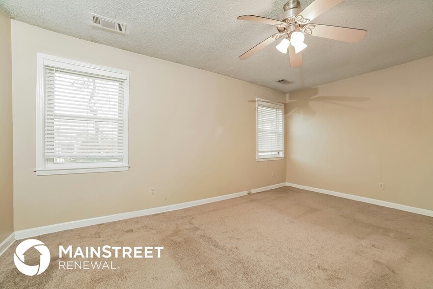 Building Photo - 6685 Blackthorn Dr