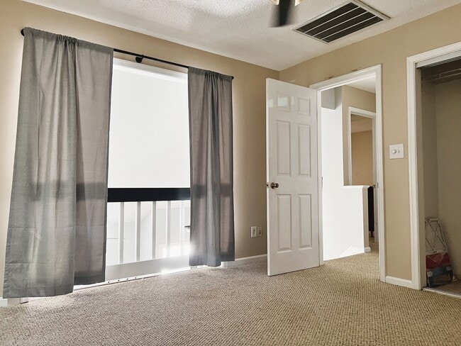 Building Photo - 1705 Willow Creek Ct