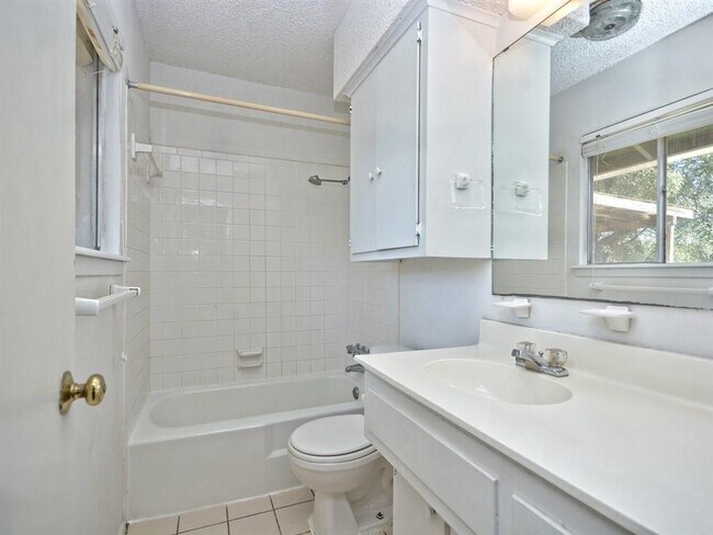 Building Photo - 2111 Falcon Hill Dr