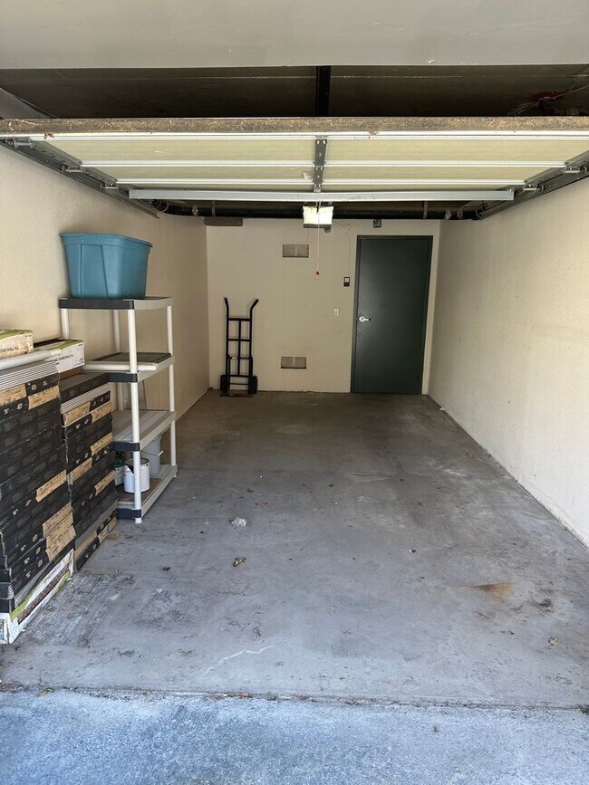 Building Photo - Guard gated Park Ave Condo