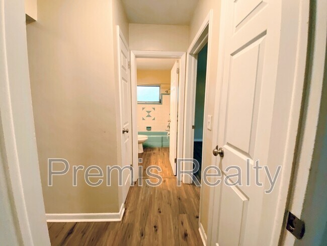 Building Photo - 1121 Mary Jane Ln