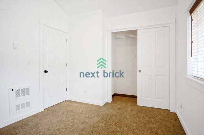Building Photo - 3 BED & 3 BATH TOWNHOME FOR RENT