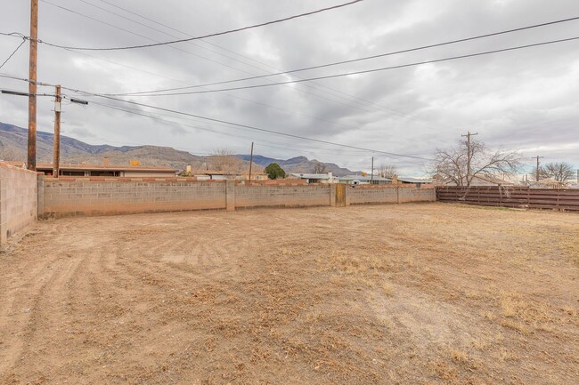 Building Photo - Bright & Inviting 3 Bed 1 Bath Home - Featuring Large Backyard!