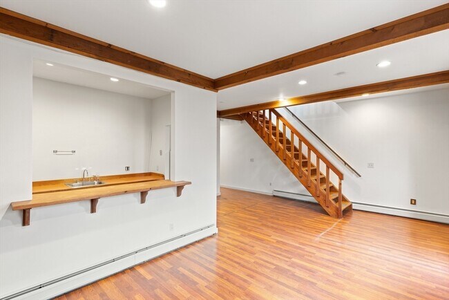 Building Photo - 100-102 Main St