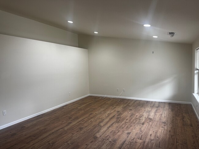 Building Photo - 113 Little Butte Dr