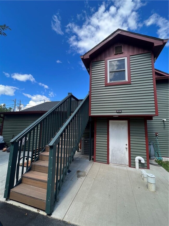 Building Photo - 207 Monhagen Ave