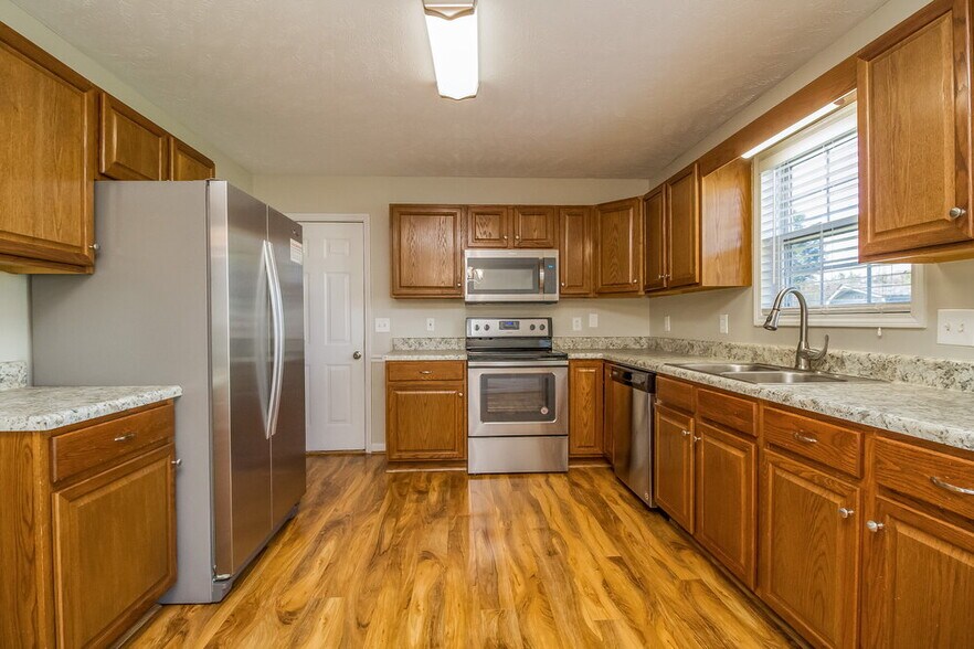 Building Photo - 3323 Meadowhill Dr