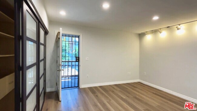 Building Photo - 920 Cochran Ave