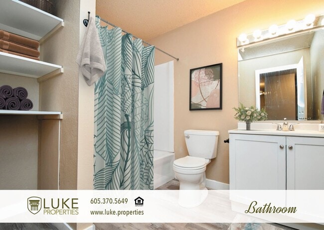 Building Photo - 405 S Sycamore Ave