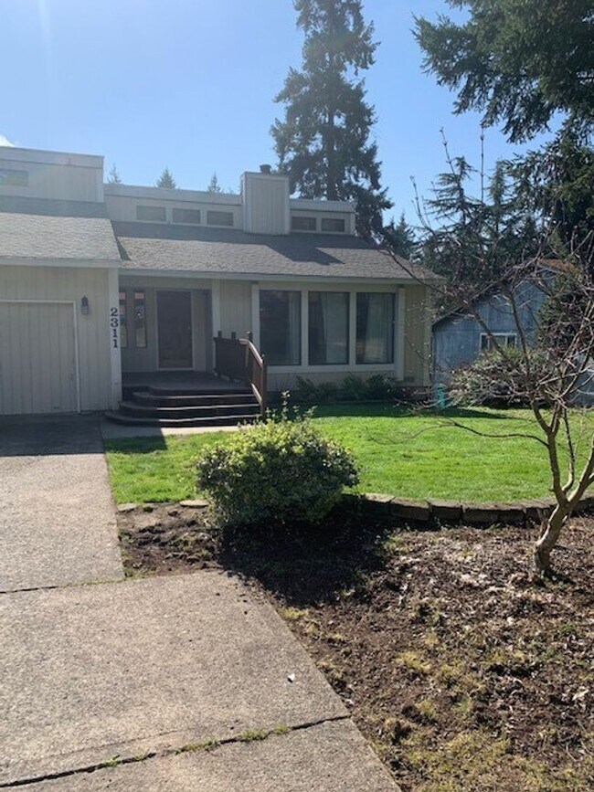 Building Photo - Custom 4BD Salmon Creek Home!