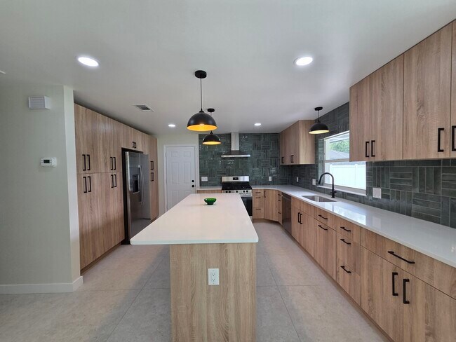Building Photo - 945 Brookview Ln
