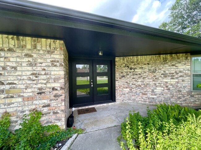 Building Photo - 1365 Wisteria St