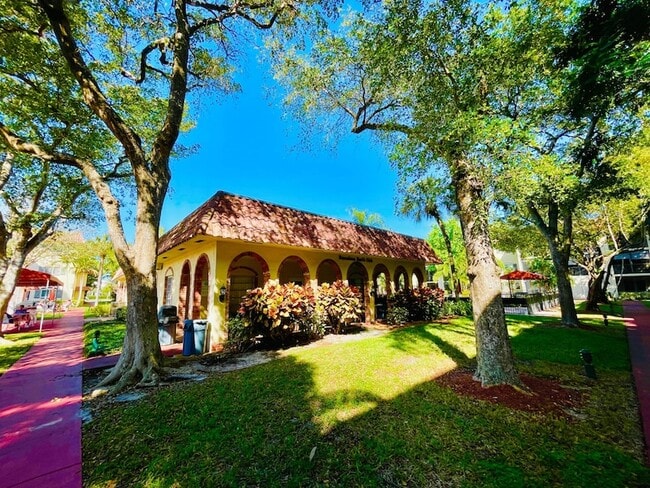 Building Photo - 257 S Cypress Rd