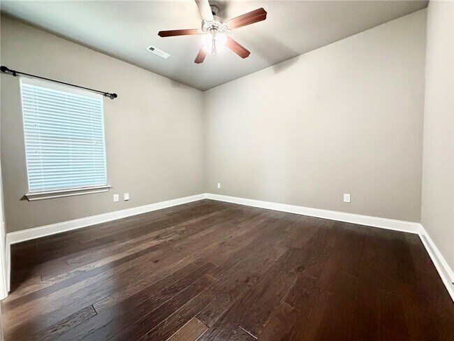 Building Photo - 1309 W Gum St