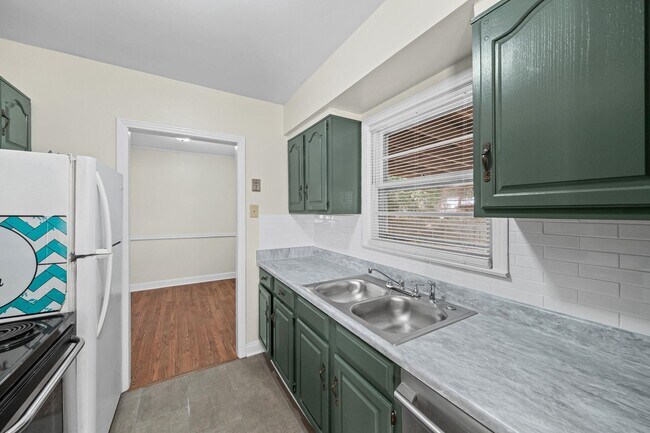 Building Photo - 1139 Russwood Rd