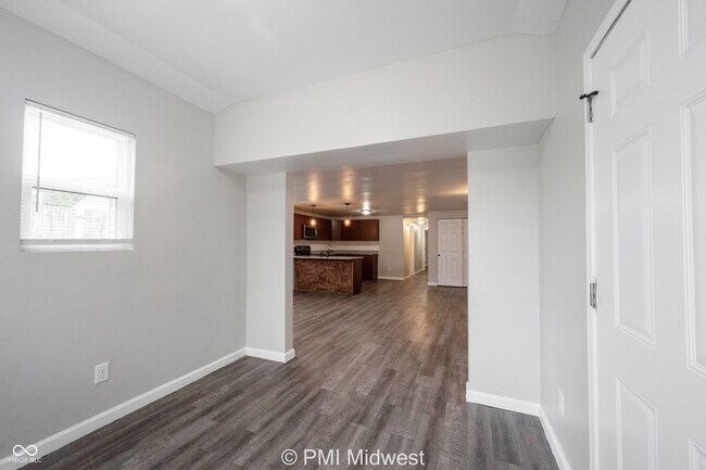 Building Photo - 955 N Traub Ave