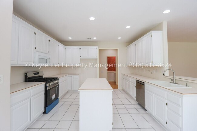 Building Photo - 4 Bed | 2 Bath in Broken Arrow!