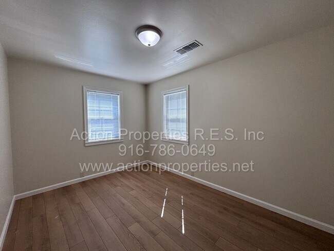 Building Photo - Cottage Style Home in the Heart of Roseville - Large Yard - Completely Renovated!