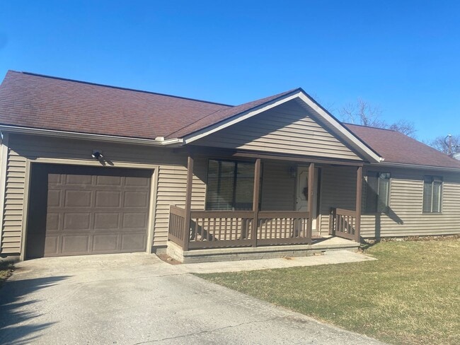 Building Photo - One level Home - 3 Bedroom w/ Garage- Available 08/05!