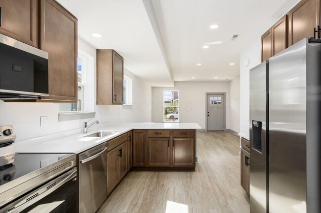 Building Photo - 858 E Starr Ave