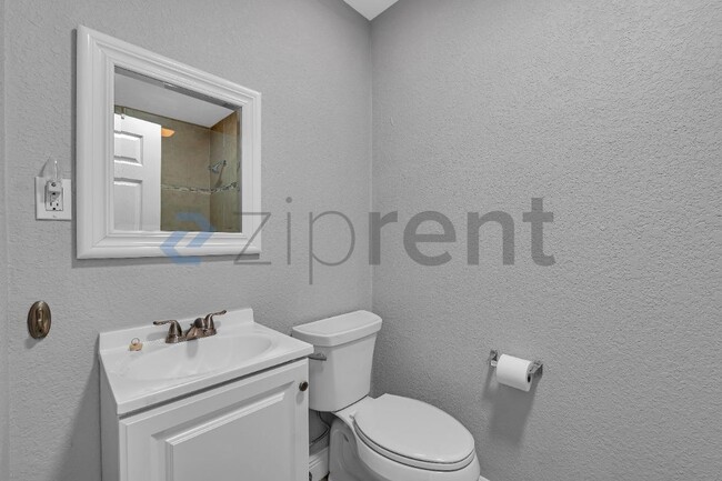 Building Photo - 3909 N Clearfield Ave