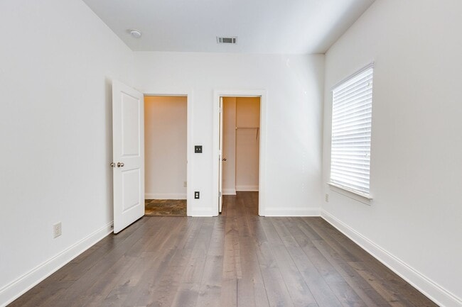 Building Photo - Welcome to this charming end unit townhome