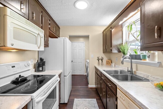 Building Photo - 239 Golden Pond Ave