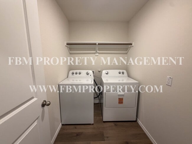 Building Photo - 329 Thoroughbred St