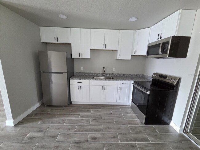 Building Photo - 38300 Henry Dr