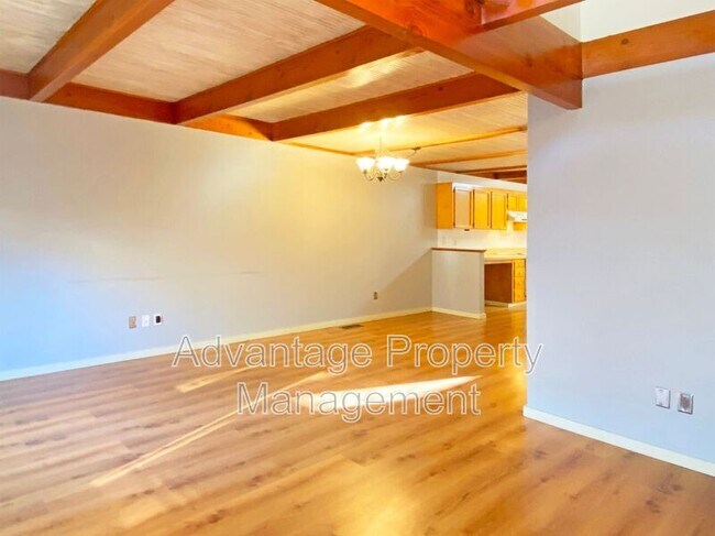 Building Photo - 149 NE Powderhorn Dr