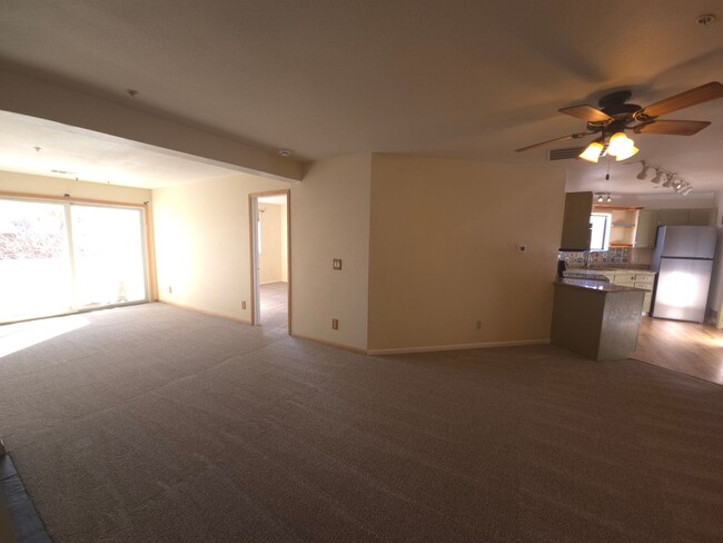 Building Photo - Charming 2 bedroom 2 bath condo!